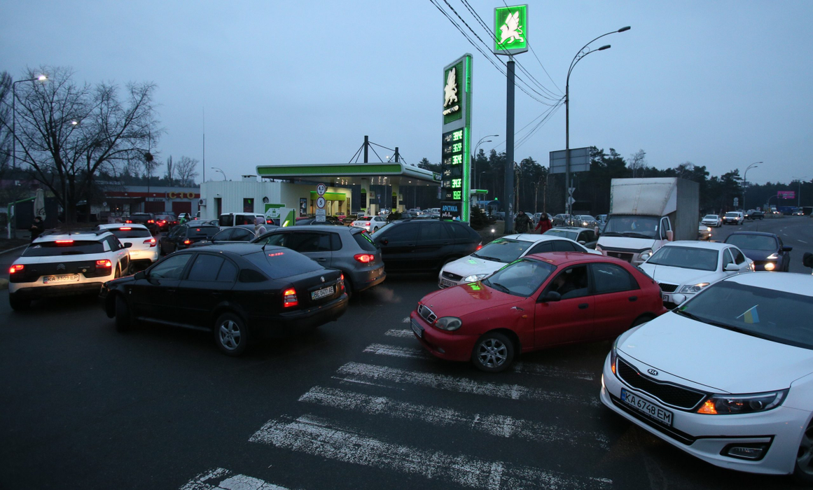 Vehiculele stau la coadă pentru combustibil la o benzinărie din Kiev, Ucraina. (Sursa foto: profimedia.ro)