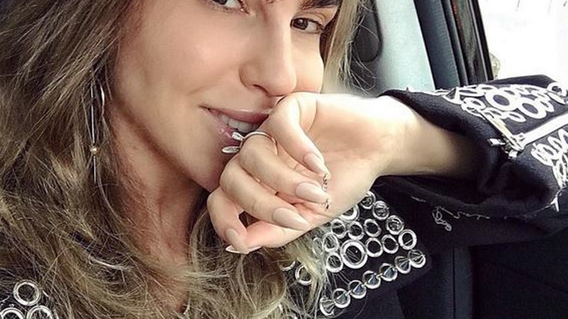 Corina Bud a petrecut Paştele în Satu Mare. Cum s-a îmbrăcat cântăreaţa. Fotografie de colecţie