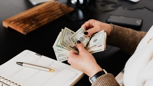 Job din România plătit cu peste 4.000 de lei „în mână” pentru care nu ai nevoie decât de 10 clase. Angajatorii asigură și două mese pe zi