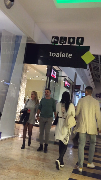 Cei doi se ţin strâns de mână, în mall-ul din Capitală