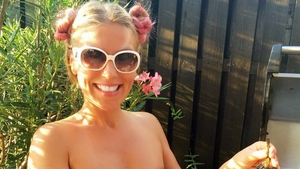 Mai sexy de atat nu se poate! Corina a facut gratar in curte imbracata doar in... sutien! Vezi imaginile "fierbinti"