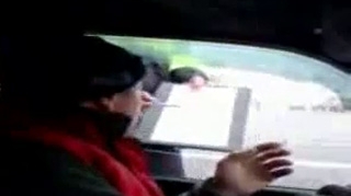 VIDEO absolut fabulos! Un sofer calca in picioare un agent de la rutiera! "Bag p*** in ma-ta de 6 puncte, de prost ce esti!"