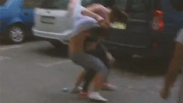 VIDEO Doua tinere din Capitala s-au batut pana s-au dezbracat! Imagini incredibile surprinse de o prietena de-a lor