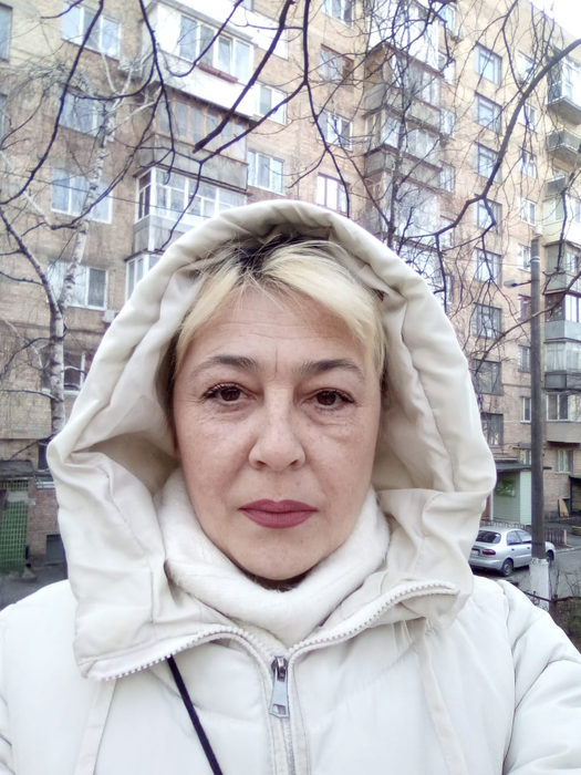 Lusia Smetanina trăiește un coșmar în locuința din Kiev, pe care o împarte cu băiatul ei, dar cu cu tatăl și sora ei, ultimii doi, bolnavi