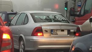 A strârnit hotote de râs în traficul din Bucureşti! Ce număr de înmatriculare are acest şofer din Buzău