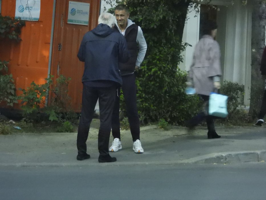 Cosmin Cernat, în timp ce vorbea cu un prieten