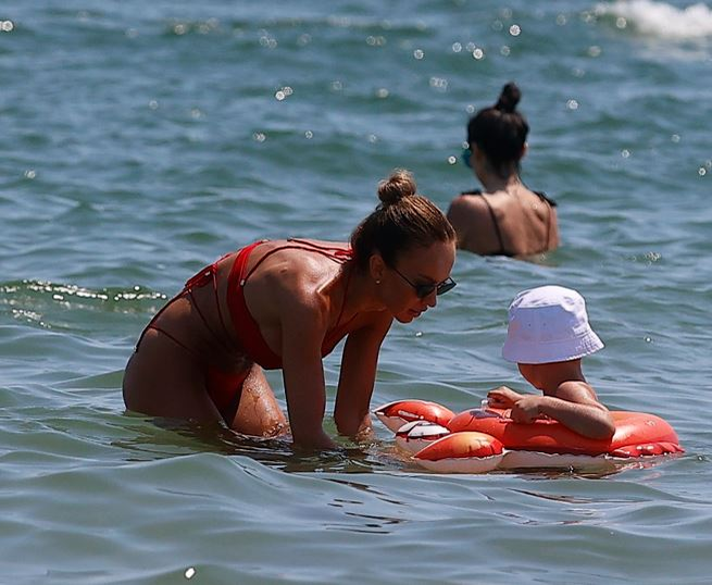 Monica Orlanda și fiul ei s-au distrat pe cinste în mare (Foto: CANCAN.RO)