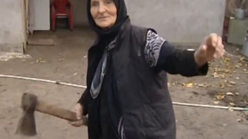 VIDEO Poveste rupta din basmele pentru copii! O batranica a ucis cu mainile goale un lup de 80 kg si a scapat doar cu zgarieturi