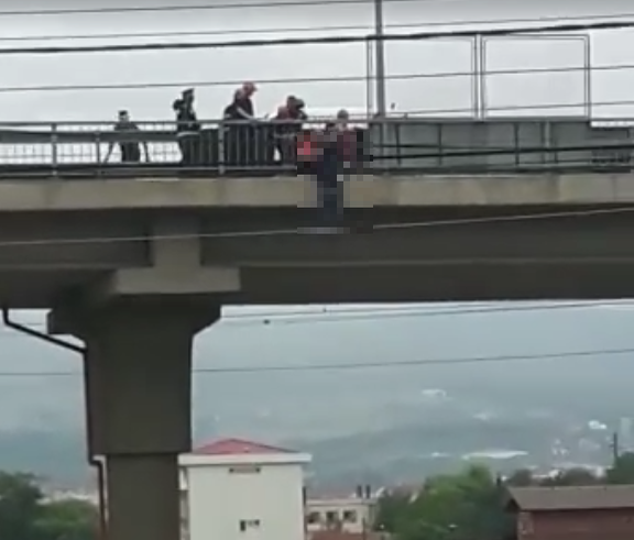 Bărbatul care s-a spânzurat de pasarela de la ieşirea din Alba Iulia este jurnalistul Cristian Matos
