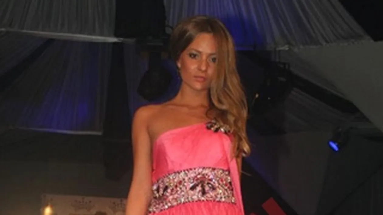 Sub privirile Monicai Columbeanu, Delia Matache a debutat ca MC si sora ei, Oana, a debutat ca model