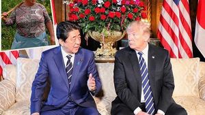 O femeie din Spania seamănă izbitor cu Donald Trump. Poza în care e cu sapa în spate a devenit virală