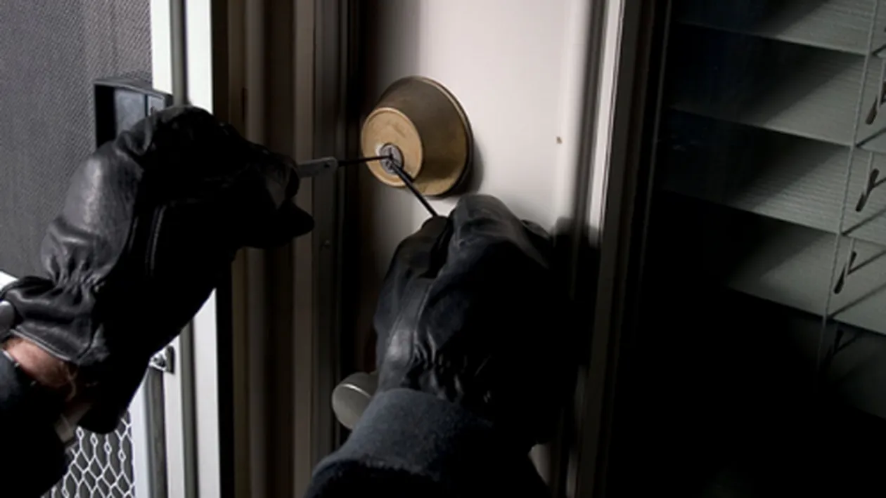 Este, probabil, cel mai prost hoț din România! A spart o locuință din Brăila, dar la plecare... “Ți-am intrat pe profilul de Facebook și ți-am văzut fața!”