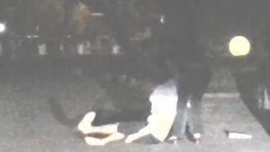 Imagini demne de filmele de comedie! Un tânăr mort de beat, filmat în timp ce zăcea lat în mijlocul străzii
