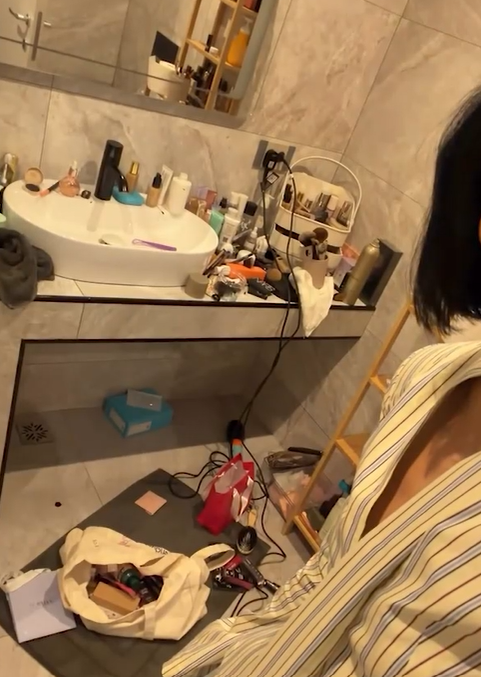 Cum arată casa în care locuiește Andreea Popescu, după divorț? Baie ca a ei, mai rar