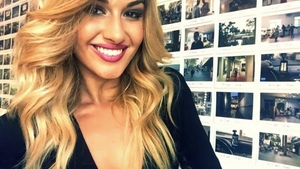 ALINA EREMIA e de nerecunoscut! Jurata din „Next Star“ a ieşit din casă nemachiată