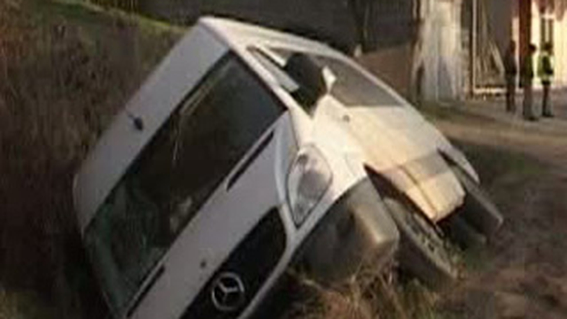 Accident cu sapte victime pe DN2, dupa ce microbuzul in care se aflau s-a rasturnat