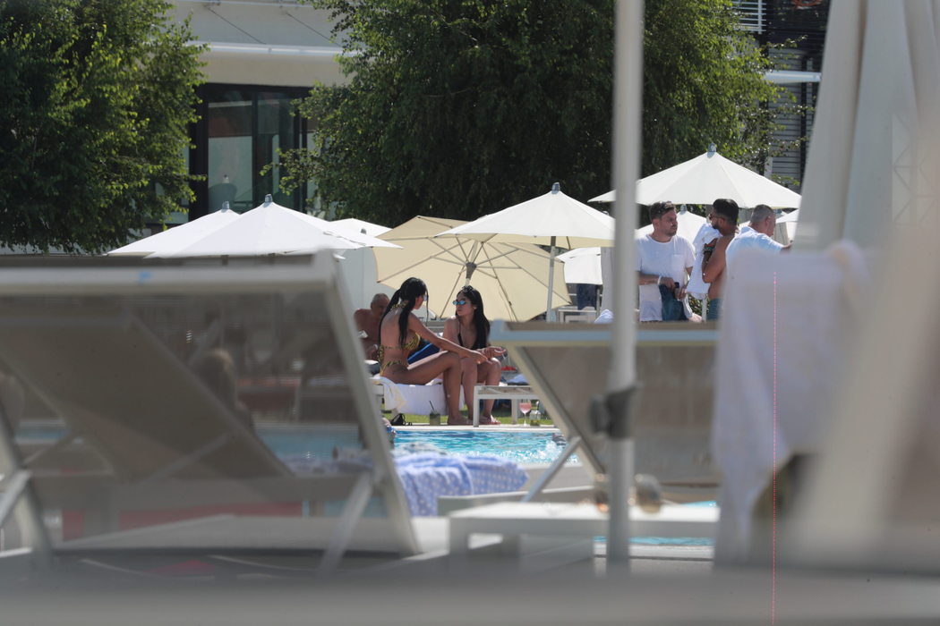 Raluca şi prietena sa la piscină