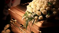 Chiar îți taie respirația! Imagine incredibilă distribuită de o firmă cu Servicii Funerare. O brunetă goală stă pe un sicriu de la Galați