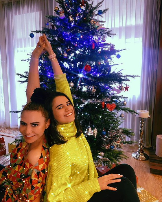 Adina Buzatu și Sara, fiica ei, în timpul pregătirilor pentru Crăciun
