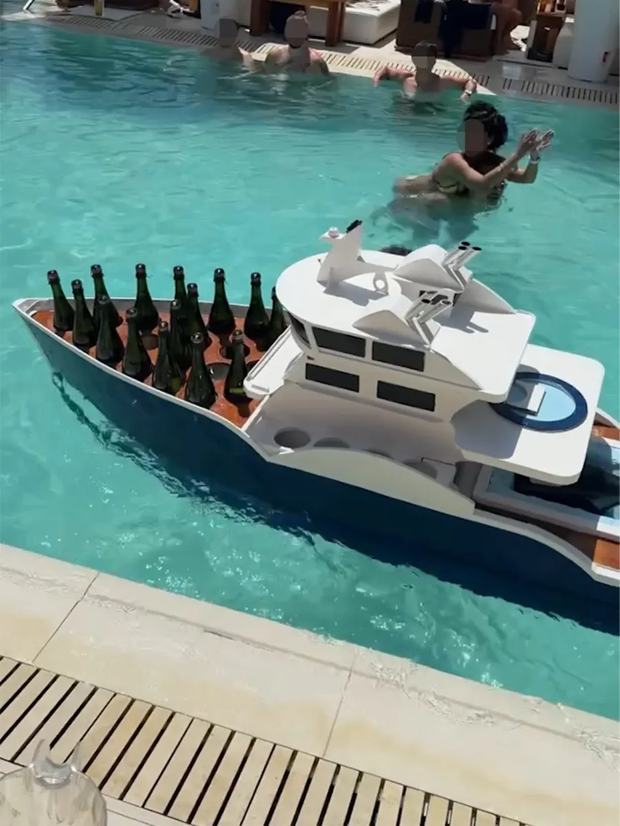 La masa Roxanei Vașniuc apare în piscină, celebra bărcuță plutitoare încărcată cu 15 sticle de șampanie premium