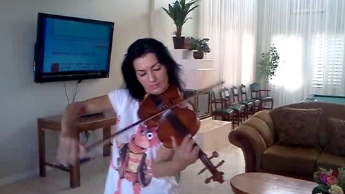 N-ai mai auzit-o cântând aşa pasional! Vezi un VIDEO de colecţie cu Silvia Lăuneanu cântând cea mai celebră baladă românească!