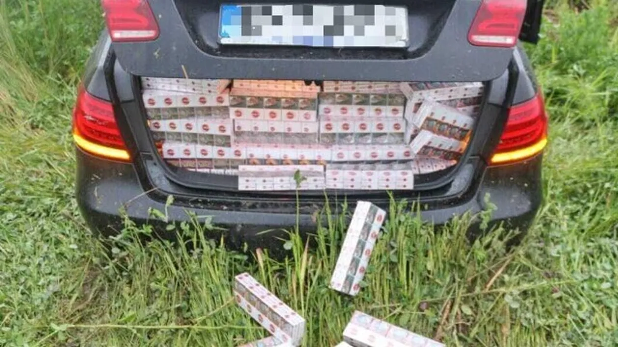 A încercat să fugă de polițiști, dar a intrat cu mașina într-o clădire! Ce ascundea șoferul în portbagaj