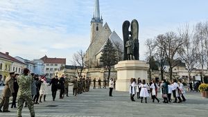 Elevi în costume populare, ținuți în frig la Dej de Mica Unire. Au fost puși să cânte și să facă poze cu aleșii locali, care erau bine îmbrăcați