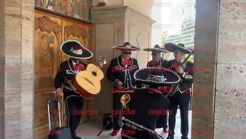 Moment neașteptat la înmormântarea Mădălinei Apostol! O trupă de mariachi a apărut la capelă