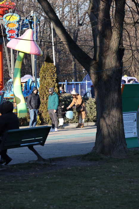 Ilinca Vandici și băiețelul ei, Zian, la plimbare prin parc