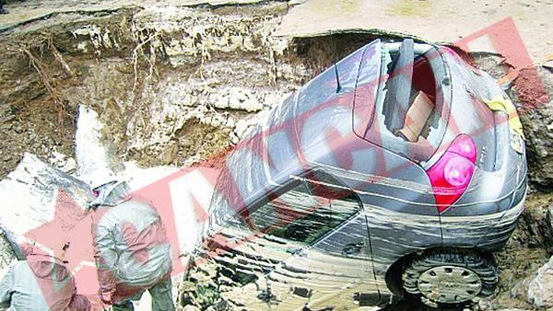 S-a afundat cu masina in asfalt