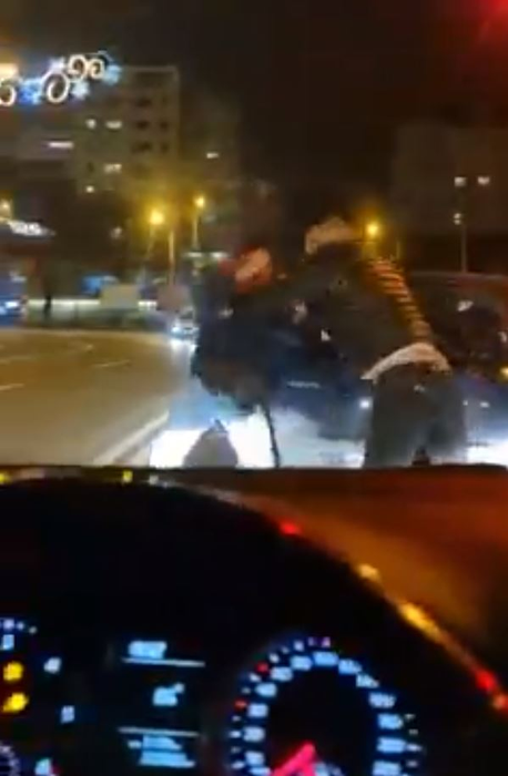 Doi șoferi din Iași s-au bătut în trafic ca-n ringul de box. Imaginile violente au fost filmate de un martor | FOTO