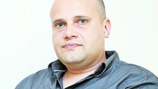 Daca modelul tatalui este unul agresiv, fata va proiecta acest lucru in relatia de cuplu