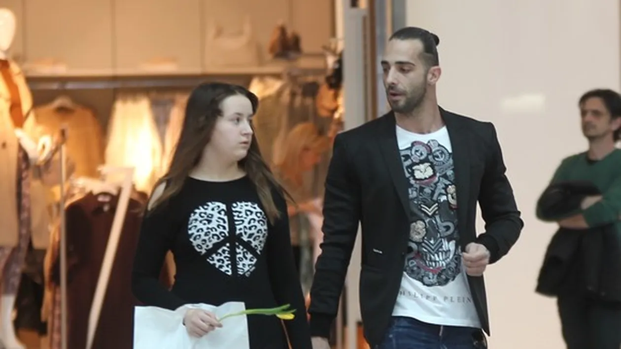 Ce mare s-a făcut fiica lui Brigitte Năstase. Sara, la plimbare cu iubitul vedetei. FOTO