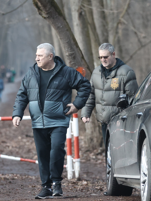 Victor Becali și amicul se retrag către mașină (Foto: CANCAN.RO)
