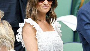 Pippa Middleton, însărcinată în 8 luni, la plajă! Cum arată în costum de baie