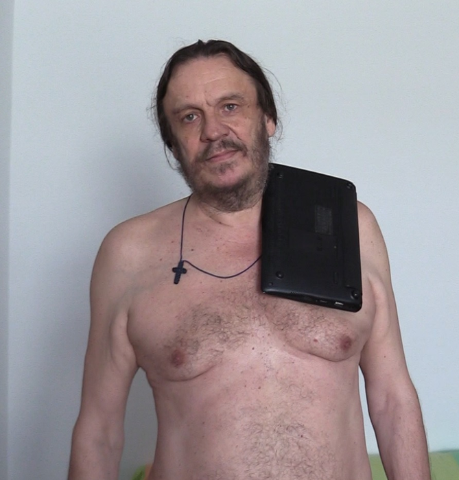 Laptopul pur și simplu nu cade, deși nu e lipit cu nimic