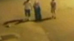 VIDEO SOCANT A nascut din mers si si-a abandonat copilul pe trotuar! Greu de imaginat ca asa ceva s-a intamplat cu adevarat!