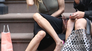 Sarah Jessica Parker, la o barfa mica pe scarile casei