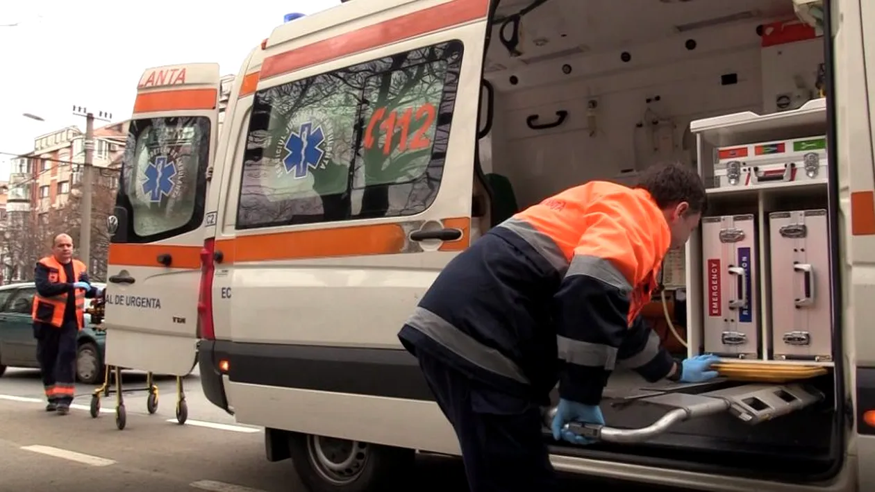 Caz incredibil la Iași. Un ambulanțier a fost lovit cu pumnul în gură de fiul unui bolnav