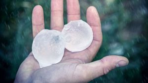 Grindină cât pumnul, după o furtună violentă! Zeci de mii de case, în beznă