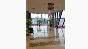 Plouă prin tavanul aeroportului din Craiova! Imagini surprinse de un pasager