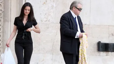 Corneliu Vadim Tudor si-a luat asistenta sexy, dar nu ca sa ii bucure privirea! Vezi ce a pus-o sa faca