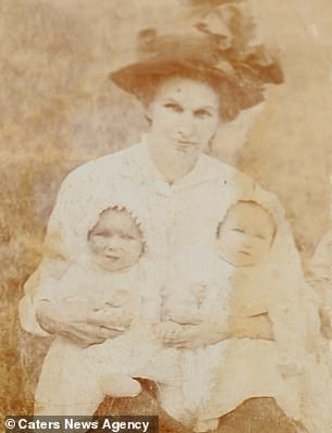 Phyllis Jones și Irene Crump, cele mai bătrâne gemene din Marea Britanie, împlinesc 102 ani. Secretul longevității și vitalității lor este incredibil