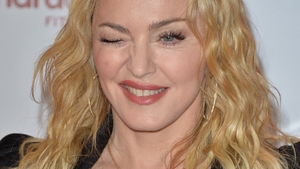 Madonna, imaginea casei de moda Versace! A pozat in ipostaze incendiare!