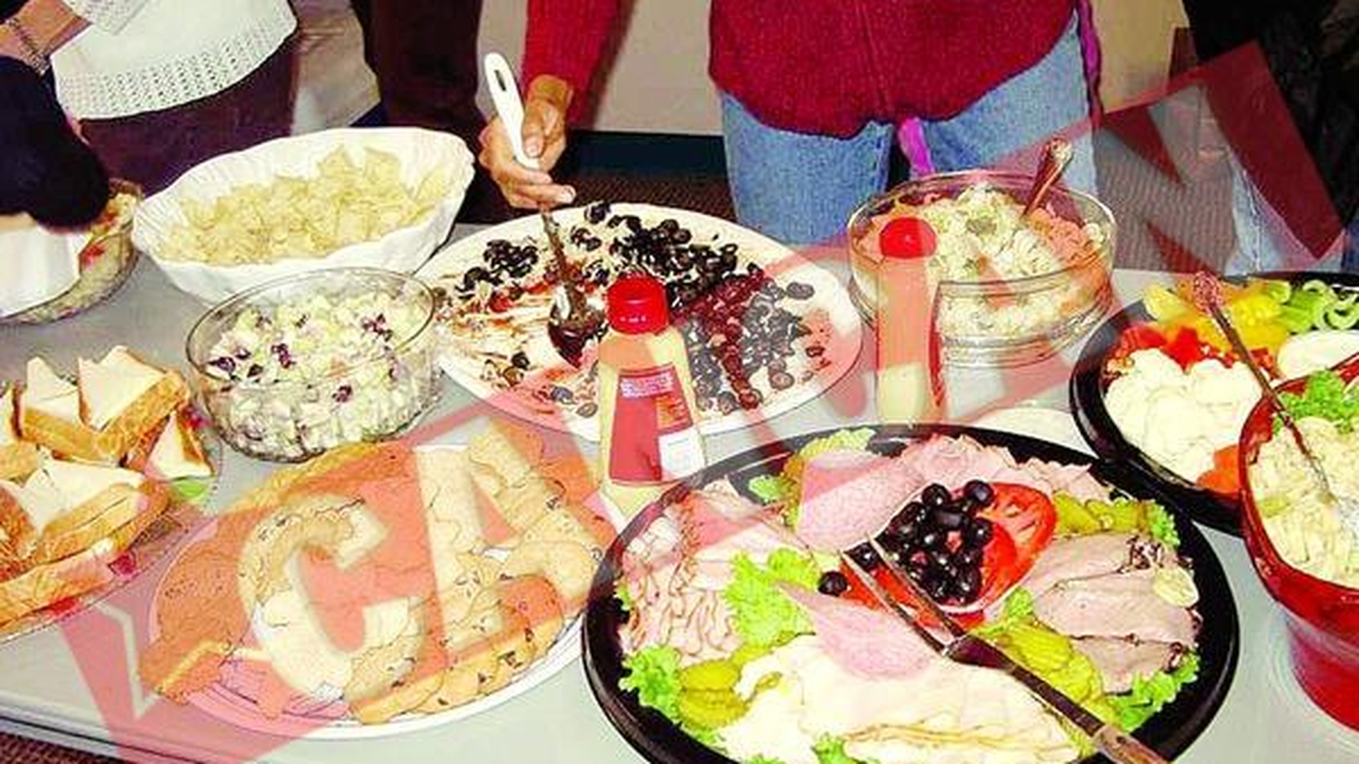 Firme de catering, amendate pentru ca vindeau alimente expirate