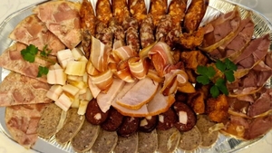 Câte grame de mezeluri ar trebui să mâncăm zilnic, de Sărbători, potrivit medicilor nutriționiști