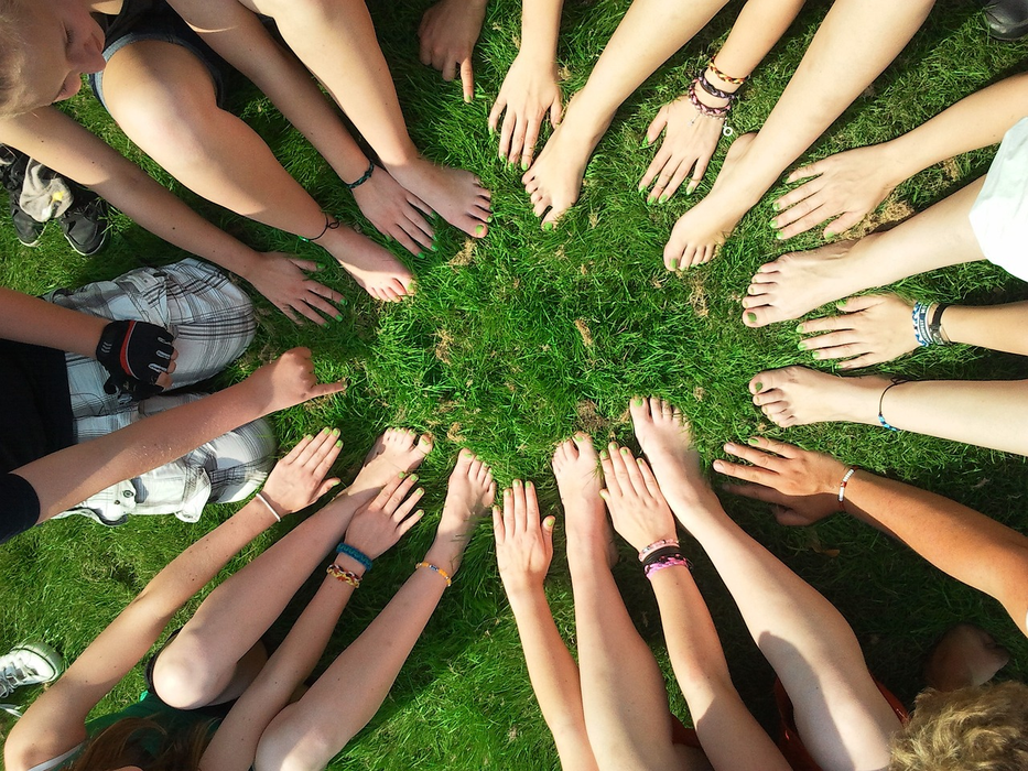 Comunitate de oameni (sursă foto: pixabay)