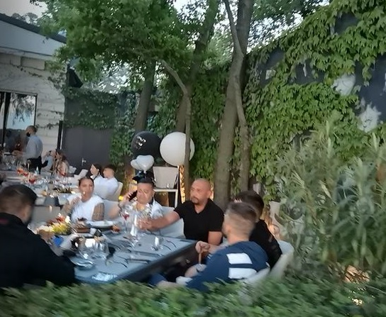 Adrian Minune a primit un apel și, preț de câteva minute, el a vorbit la telefon © CANCAN.RO