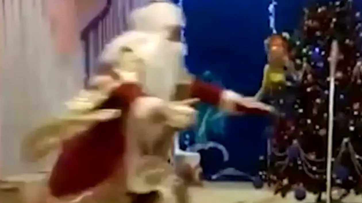 A murit Moș Crăciun! Imaginile surprinse de o mămică sunt șocante VIDEO