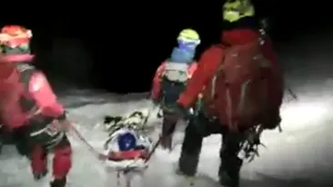 Misiune extremă! Salvamontiștii au intervenit pentru un schior accidentat pe munte